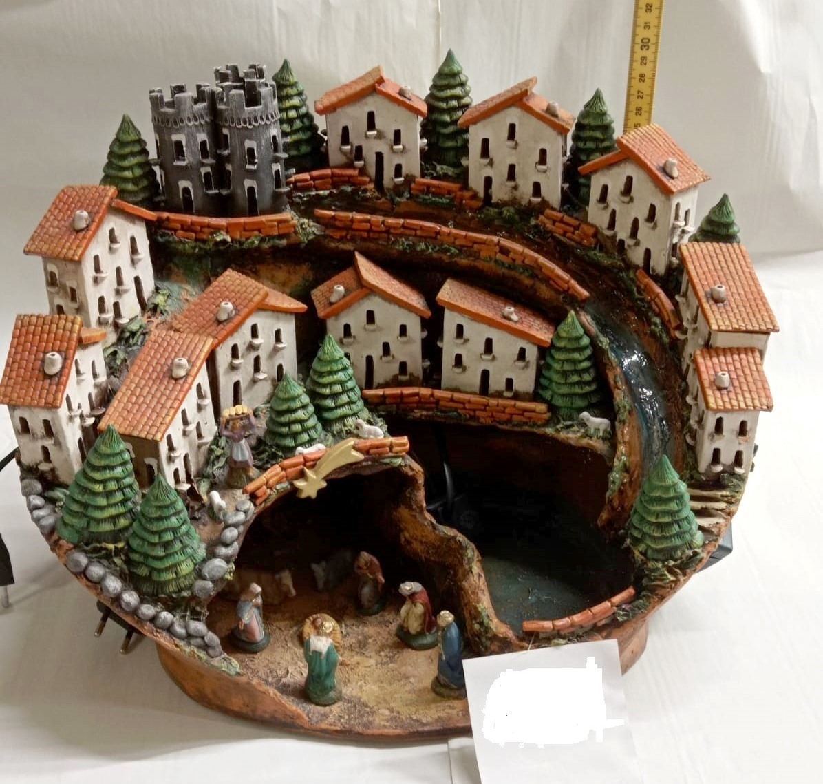 Presepe in ceramica con borgo, castello e scena della Natività