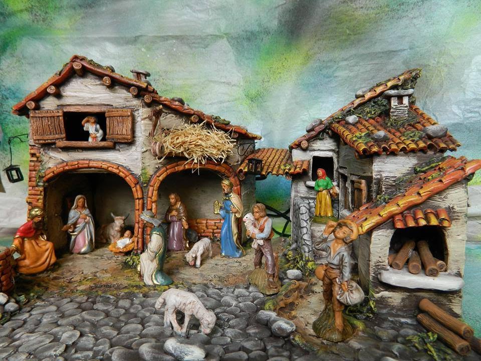 Presepe in ceramica con case e personaggi della tradizione