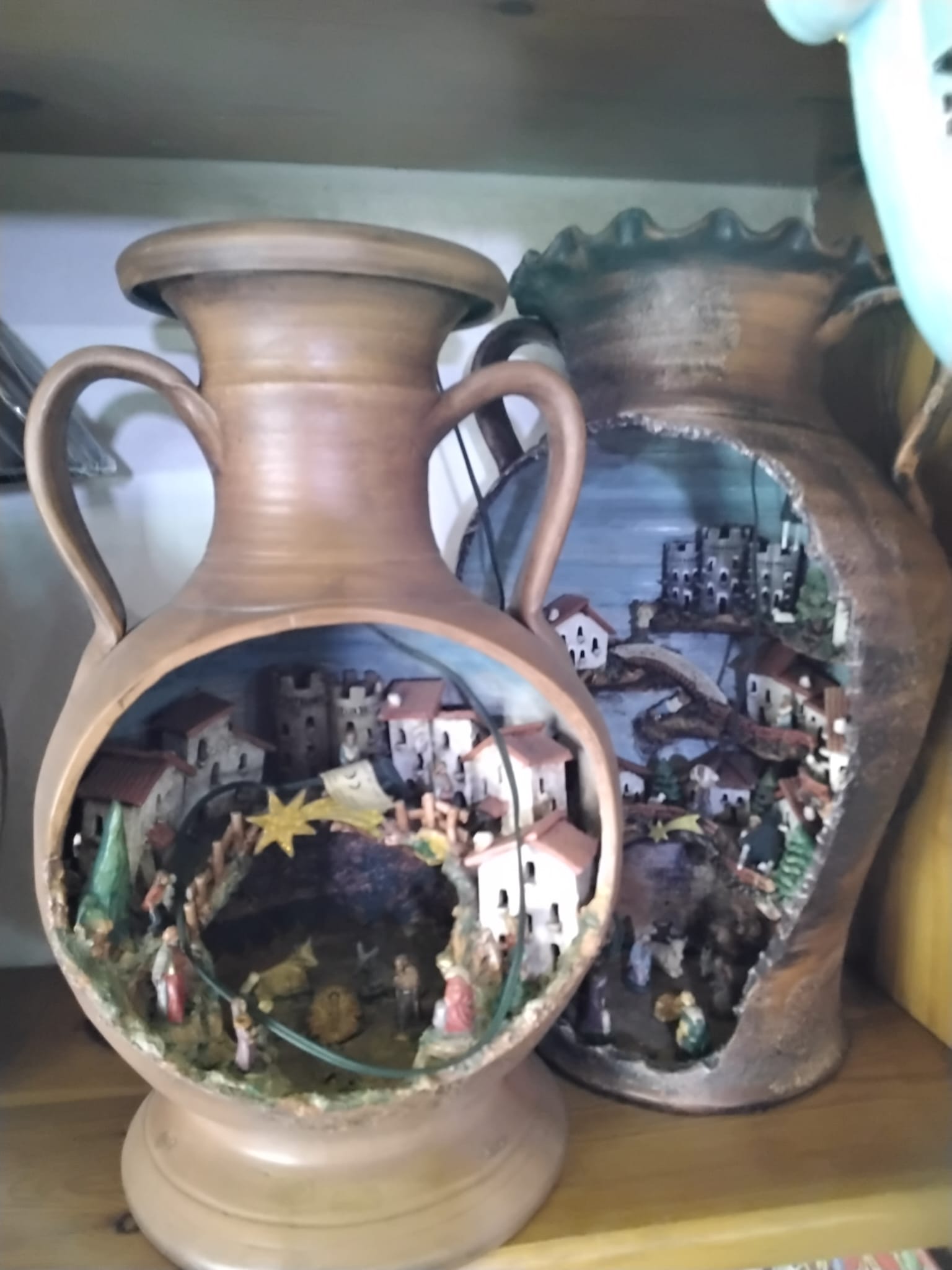 Anfora decorativa con scena di presepe